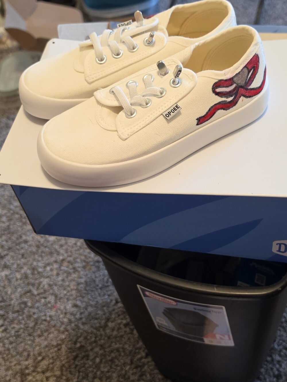 Kids White Canvas Sneakers with Red Bow Accent Size 32 Which Is Size 1